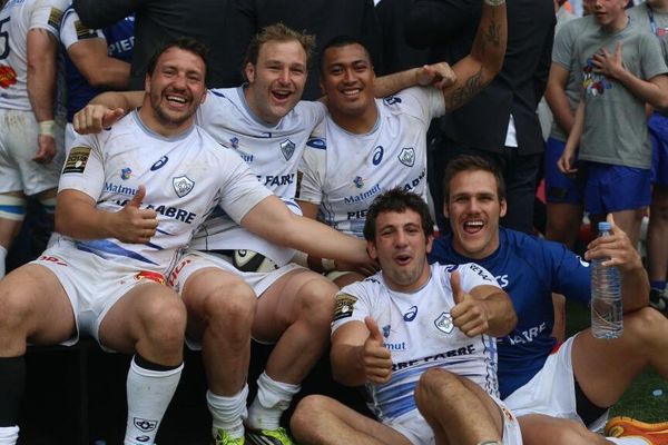 Une partie des joueurs de Castres après leur victoire en demi-finale