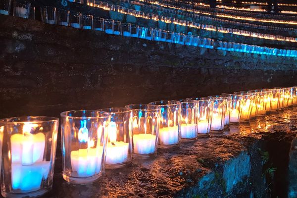 Faute d'une vraie Fête des Lumières, à Lyon, des milliers de lumignons ont été allumés pour rendre hommage aux soignants et à tous les acteurs de la lutte contre la crise sanitaire du Covid-19.