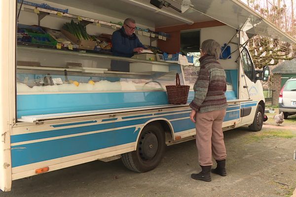 Après 29 ans sur les routes à vendre son poisson, Marcel prend sa retraite