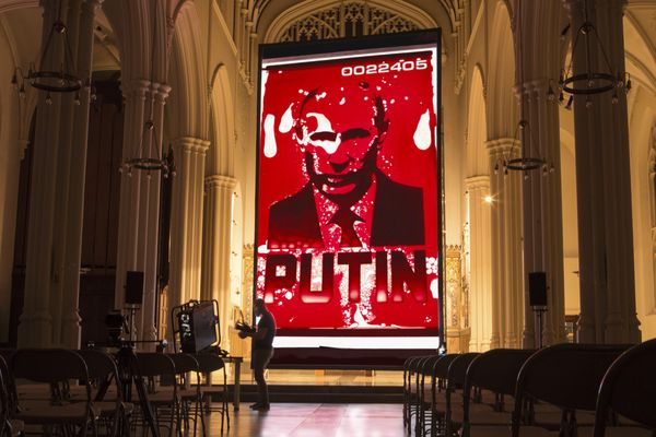 "Putin filled with ukrainien blood", Andreï Molodkin. L'image est projetée sur l'autel de l'église St John's à Londres.