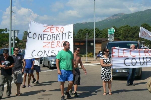 Privé d'électricité, manifestation d'habitants d'un lotissement Lecci de Porto-Vecchio le 20/07/13