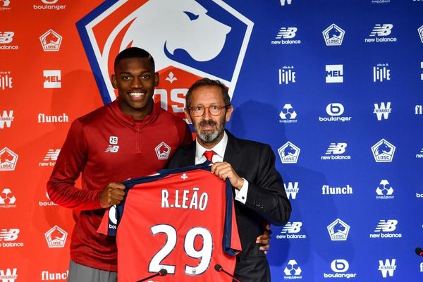 Le jeune attaquant portugais Rafael Leão et le directeur général du LOSC Marc Ingla