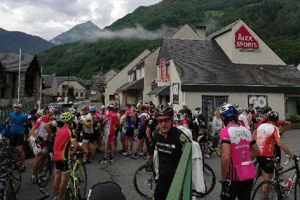 Une partie des cyclistes amateurs venus reconnaitre à Saint-Lary-Soulan la'arrivée de la 17e étape du Tour de France 2018