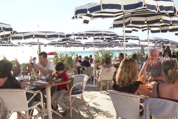 Ce restaurant de plage de Nice affiche complet pour ce service.