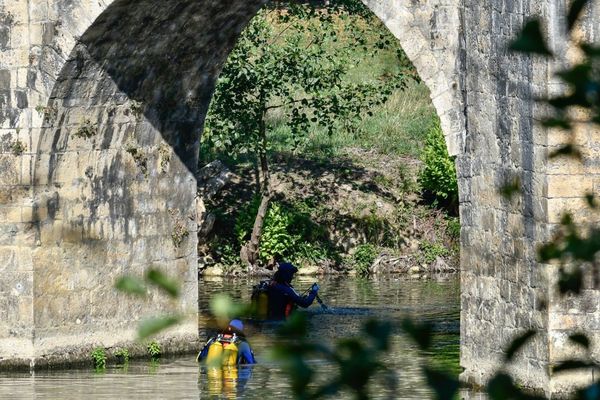 Des plongeurs sondent la rivière à Nérac (47)