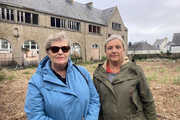 Marie-Pierre Bodéré et Michèle Le Reun-Gaigné devant leur école à Loctudy, dans le Finistère