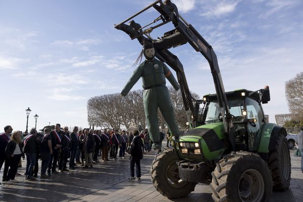 Un épouvantail a été suspendu à un tracteur en tête de convoi d'agriculteurs en colère dans l'Hérault le 25 janvier 2024.