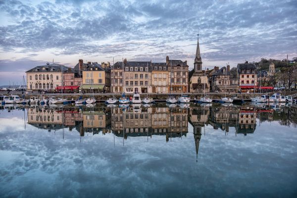 Port de Honfleur sous un ciel nuageux