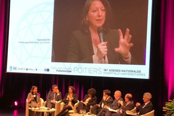 La ministre de la Santé, Agnès Buzyn, à la tribune des assises hospitalo-universitaires au Futuroscope.