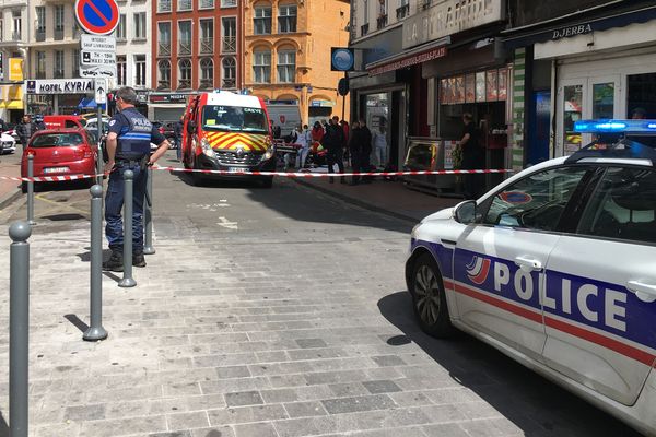 La victime a été découverte rue du Priez à Lille, où elle a été déclarée décédée. 