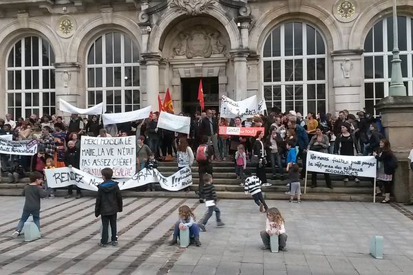 Manifestation de parents d'élèves devant la mairie de Limoges en marge du dernier conseil municipal le 30 septembre dernier.