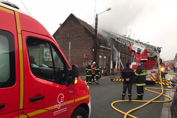 La maison était totalement embrasée à l'arrivée des pompiers.