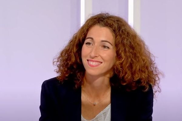 Julie Lesage, maire de Grand-Couronne sur le plateau de France 3 Normandie.