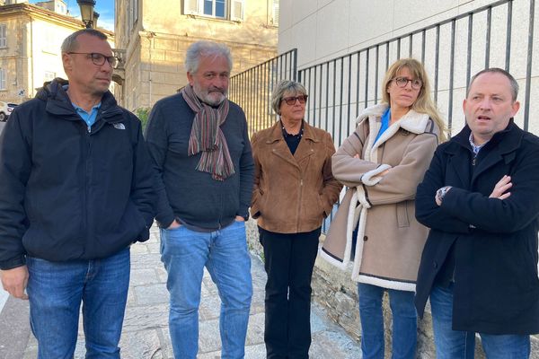 Les collègues du professeur mis en cause par des parents d'élèves ont manifesté leur soutien à l'enseignant.