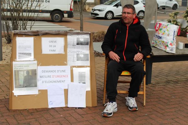 Installé au pied de la mairie de Jarny, Francis a déjà récolté près de 300 signatures