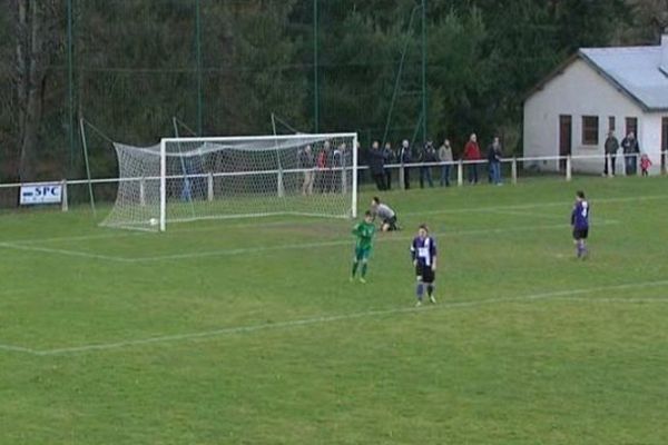 Mérignac (en vert) s'impose à Nieul 5-1 en 16e de finale de la Coupe de France. 