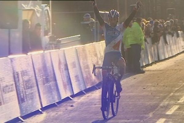 Francis Mourey sur la ligne d'arrivée à Nommay 