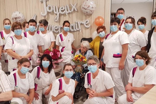 Les soignants de l'Ehpad entourent Marie Jousseaume à l'occasion de ses 113 ans 