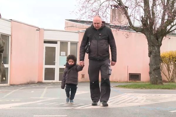 Tous les midis, Lewis quitte l'école, la main dans celle de son père