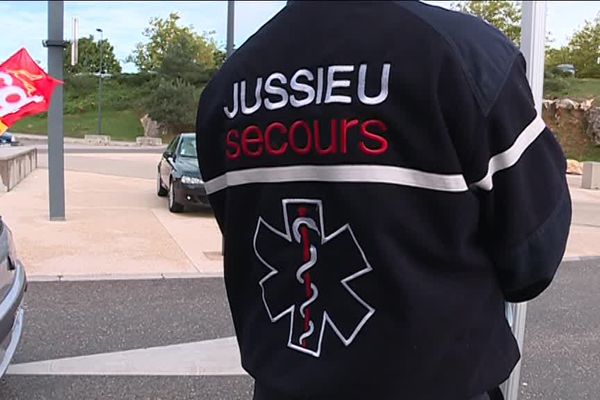 Les ambulanciers de chez Jussieu se sont rassemblés ce lundi devant le CHU de Besançon. 