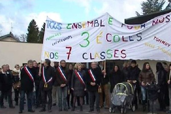 Elus et parents d'élèves unis pour défendre la classe menacée de fermeture.