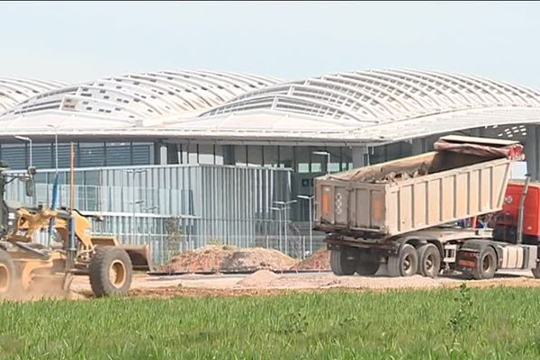 Bras de fer politique autour de la nouvelle gare Sud de France à Montpellier. Des travaux d'urbanisation sont en cours sur des terrains appartenant à la métropole. Un chantier qu'entendait bloquer le maire de Lattes mais le préfet vient de lui ordonner de retirer son arrêté. 