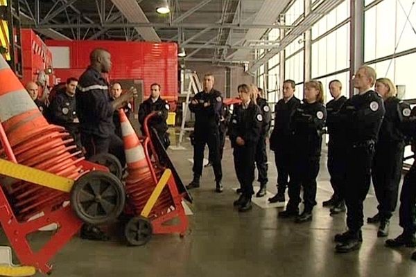 Pompiers et policiers suivent une formation commun pour apprendre le métier de l'autre.