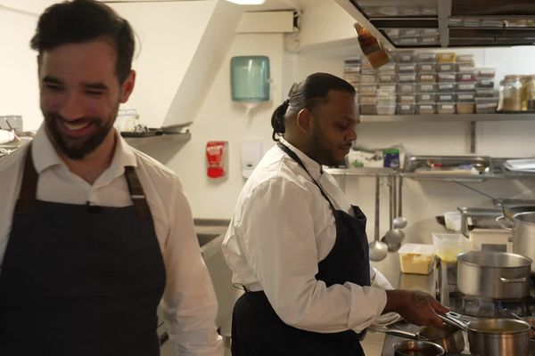 Jonathan Caron (à gauche) et Manogeran Shasitharan (à droite), deux chefs qui ont fait leurs armes dans les grandes maisons, proposent leur cuisine gastronomique à Mers-les-Bains.