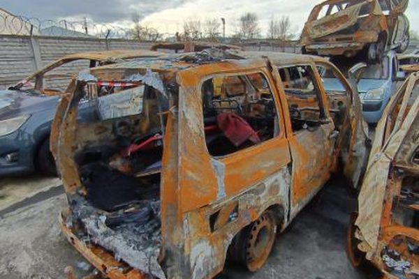 Tout le matériel du magicien a brulé dans l'incendie du véhicule.