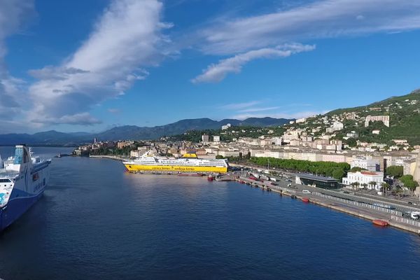 Illustration. Le port de commerce de Bastia.