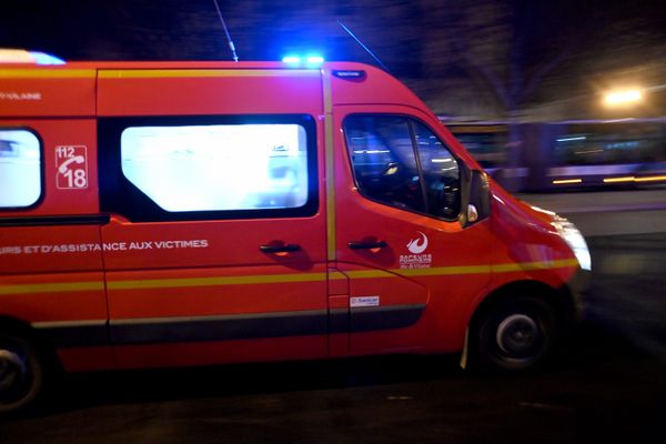 Mobilisation importante sur les lieux de l'accident : douze pompiers, le Smur et un hélicoptère.