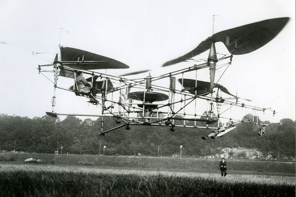 L'hélicoptère d'Étienne Œhmichen est le premier à parcourir un circuit d'1 km, dans le Doubs.