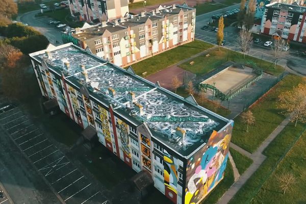 L'immeuble de la rue des tilleuls à Abbeville dans la Somme, qui doit être détruit prochainement, a été investi par 65 street artistes venus de France et d'Europe.