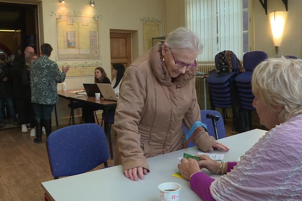 En deux jours, plus de 1 000 personnes sont déjà venues chercher ce chéquier à la mairie de Montdidier d’une valeur de 100€ en bons d’achat.