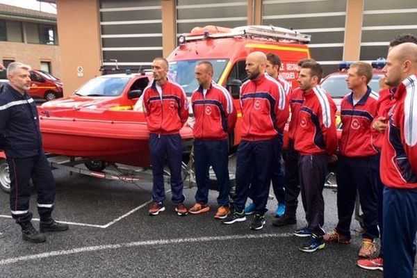 Une dizaine de pompiers des Pyrénées-Atlantiques ont pris le départ pour Carcassonne ce lundi