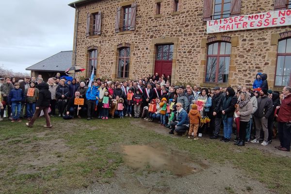 Plus d'une centaine de parents d'élèves et d'habitants de Saint-Étienne-sur-Usson (Puy-de-Dôme) se sont mobilisés contre la fermeture d'une classe dans l'école du village, le 10 février 2024.