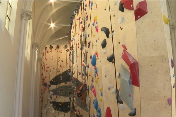 A Issy-les-Moulineaux, une église désacralisée, a été transformée en salle d'escalade.