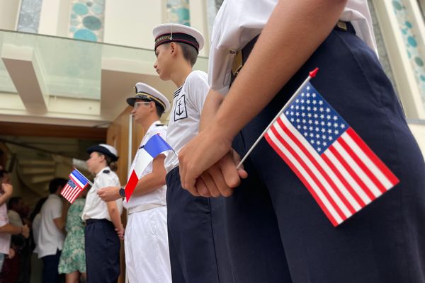 À la sortie de la messe, des jeunes de la préparation militaire de Cannes font une haie avec des drapeaux français et américains.