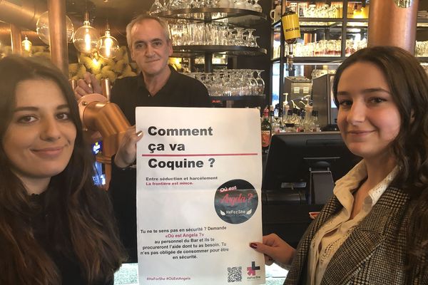 Myriam et Manon présentant l'affiche du dispositif "Où est Angela", à l'Ernest Hemingway, café partenaire de l'opération. Reims, 19 novembre 2019.