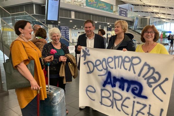 La joie d'Anna Mouradova accueillie vendredi 28 juillet à l'aéroport de Brest.