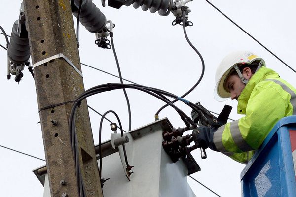 Engie (ex-EDF) a prévu de positionner demain sur le terrain entre 260 et 300 agents, contre les 40 habituellement d'astreinte le week-end.