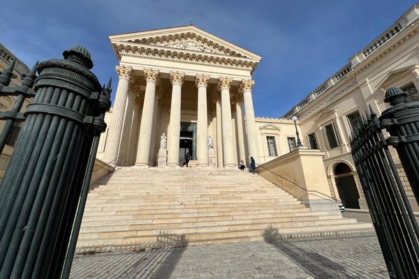 Un septuagénaire, ancien proviseur de lycée comparaît pour des viols incestueux sur sa petite-fille de 17 ans. Il risque 20 ans de réclusion criminelle.