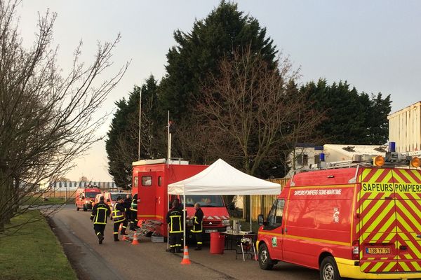 Les pompiers en intervention à l'usine Yara à Gonfreville-l'Orcher près du Havre.