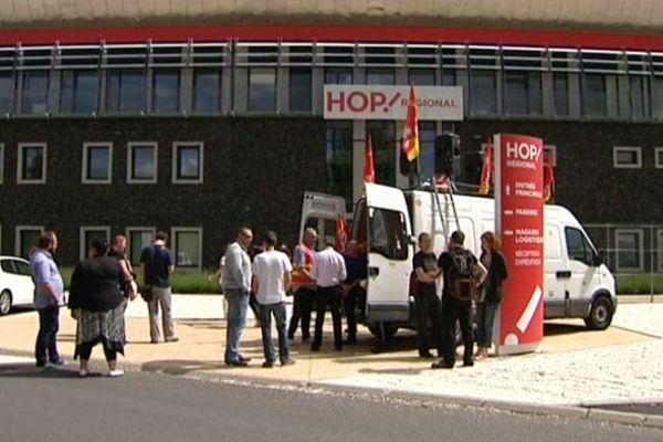 Des salariés de Hop! Régional ont cessé le travail durant 3 heures, ce lundi 15/06, à Clermont-Ferrand, pour dénoncer des suppressions de postes dans le secteur de la maintenance.