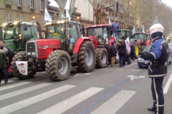 Les agriculteurs perturbent la circulation dans les rues de Toulouse