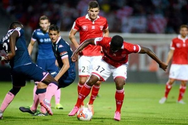 Nîmes a affronté Evian-Thonon-Gaillard pour son première match de la saison, concédant le nul. 31 juillet 2015