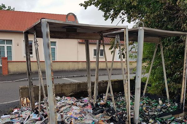 Des containers de déchets en verre et en plastique ont été incendiés cet été.