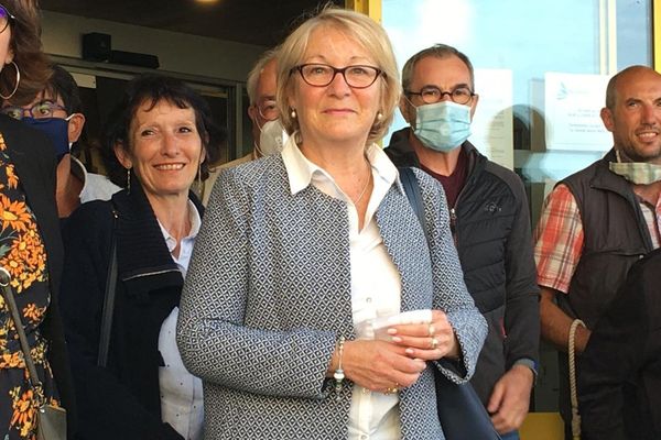 Jocelyne Poitevin savoure sa victoire. La candidate de la droite remporte la mairie de Douarnenez face à la gauche