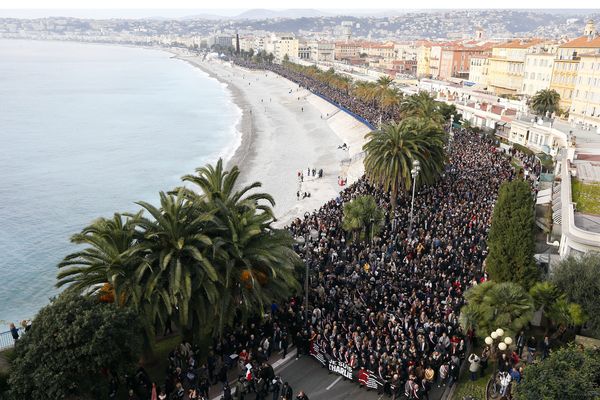 Le 10 janvier 2015, au moins 25 000 personnes s'étaient rassemblées à Nice en soutien aux victimes de l'attentat Charlie Hebdo.