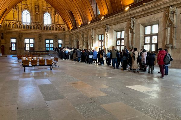 A la cour d'assises de Seine-Maritime, le crime et l'élimination du corps de la victime dont sont accusées deux femmes sans antécédent judiciaire suscitent une curiosité inhabituelle